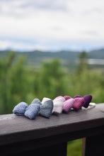 Lade das Bild in den Galerie-Viewer, Nachhaltige Haargummis mit Schleifchen in der Natur. Norwegische Berge im Hintergrund. Eisblau (Aschblau), Salbei-grün, creme, rosa, lila-Beere und dunkel lila. Das Schleifchen ist handgemacht aus nachhaltiger Wolle. 

